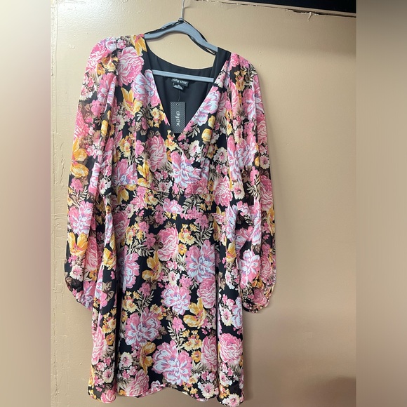 Knee length flower dress - Picture 2 of 3